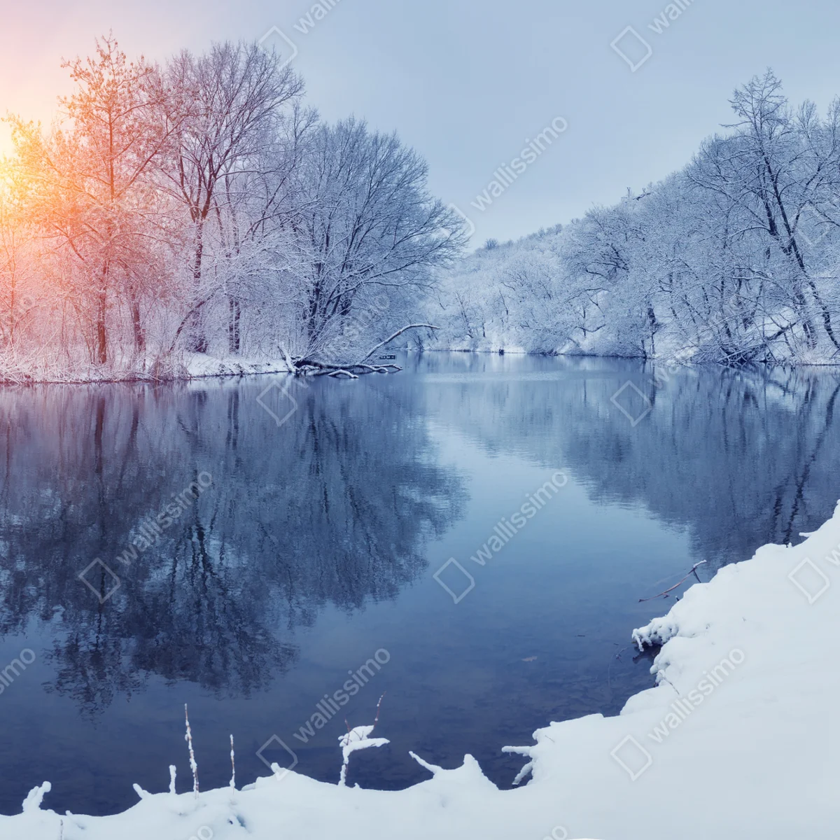 Poster winterliche flusslandschaft bei sonnenuntergang Poster winterliche flusslandschaft bei sonnenuntergang