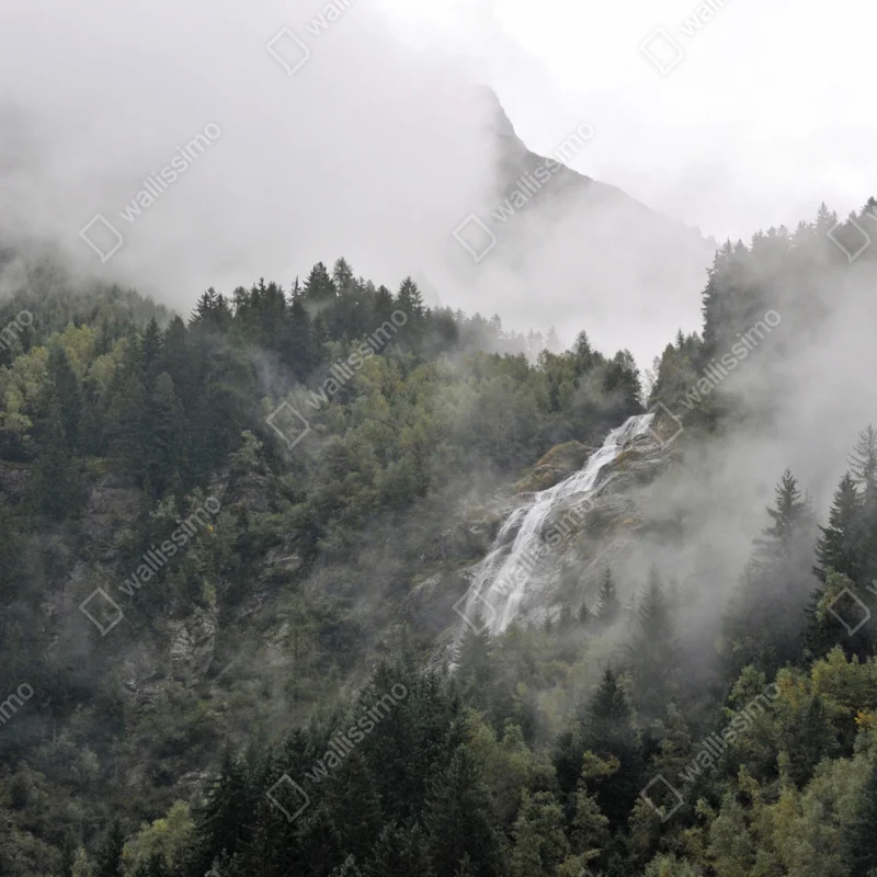 Fototapete nebliger wasserfall im bergwald Fototapete nebliger wasserfall im bergwald