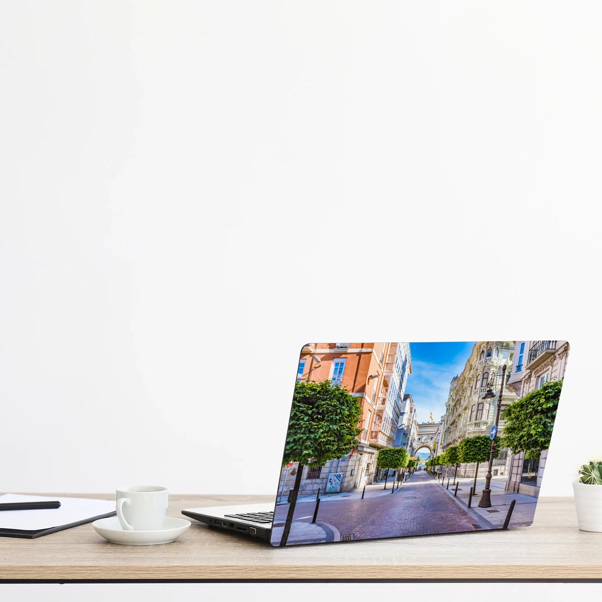 Naklejka na laptopa Santander ulica miejska z zabytkowym łukiem Naklejka na laptopa Santander ulica miejska z zabytkowym łukiem