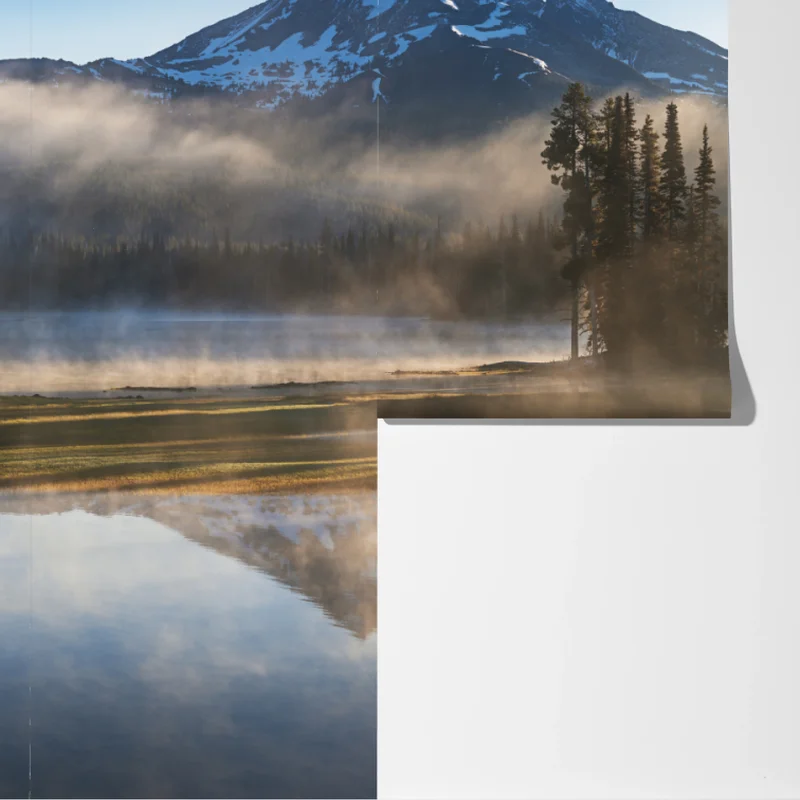 Fototapete nebliger bergsonnenaufgang mit spiegelung Fototapete nebliger bergsonnenaufgang mit spiegelung