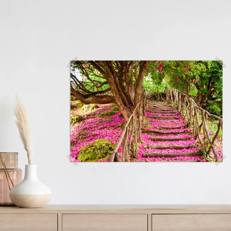 Poster treppe mit rosa blütenblättern im lorbeer-garten • Poster bei Wallnifity® Poster treppe mit rosa blütenblättern im lorbeer-garten • Poster bei Wallnifity®