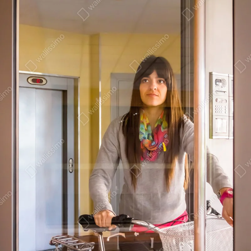 Leinwandbild Mädchen mit Fixie-Fahrrad öffnet Glastür zum Ausgang • Leinwandbilder bei Wallnifity® Leinwandbild Mädchen mit Fixie-Fahrrad öffnet Glastür zum Ausgang • Leinwandbilder bei Wallnifity®