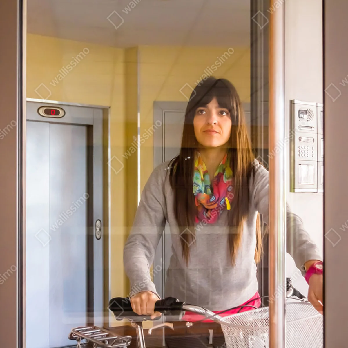 Leinwandbild Mädchen mit Fixie-Fahrrad öffnet Glastür zum Ausgang • Leinwandbilder bei Wallnifity® Leinwandbild Mädchen mit Fixie-Fahrrad öffnet Glastür zum Ausgang • Leinwandbilder bei Wallnifity®