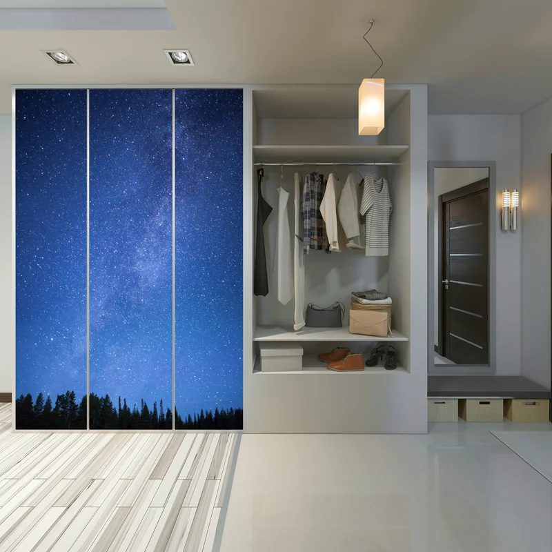 Schrankaufkleber sternenklare Milchstraße über dem Wald