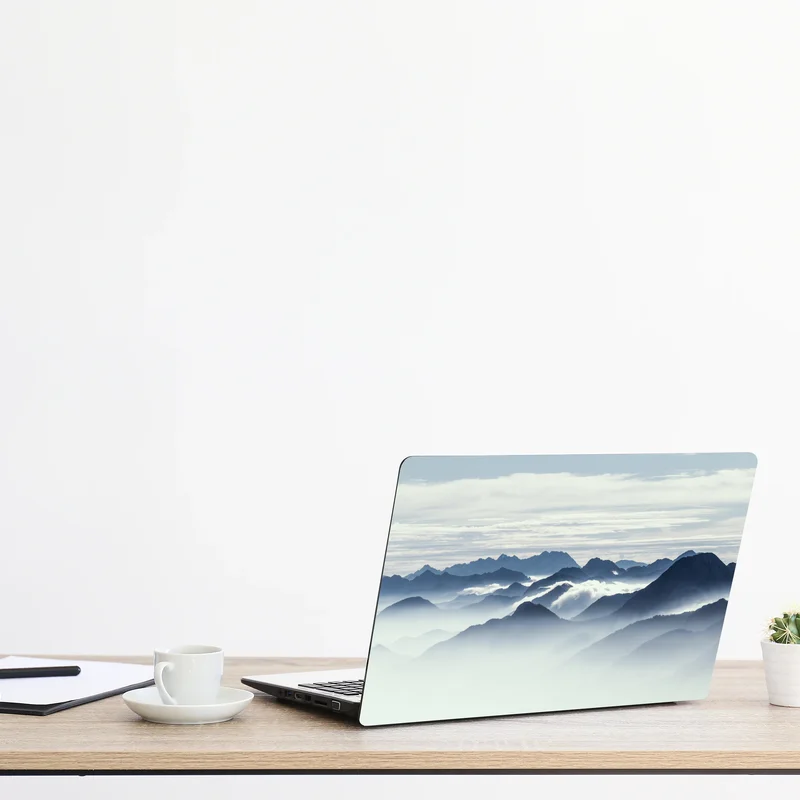 Naklejka na laptopa mglista warstwa gór o świcie