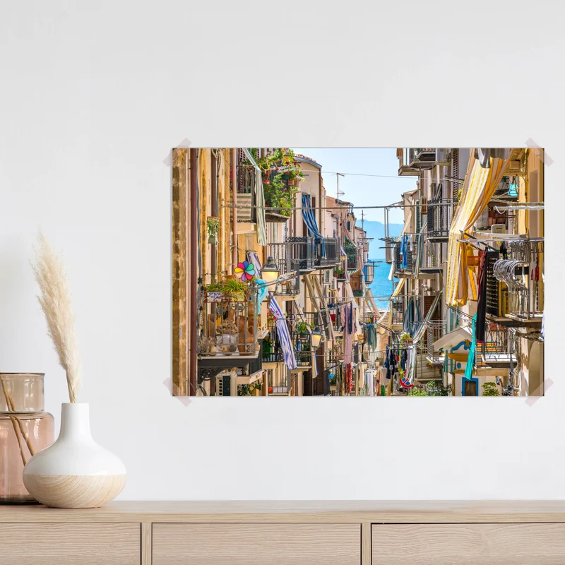 Poster sonnige gasse mit meerblick und balkonen Poster sonnige gasse mit meerblick und balkonen