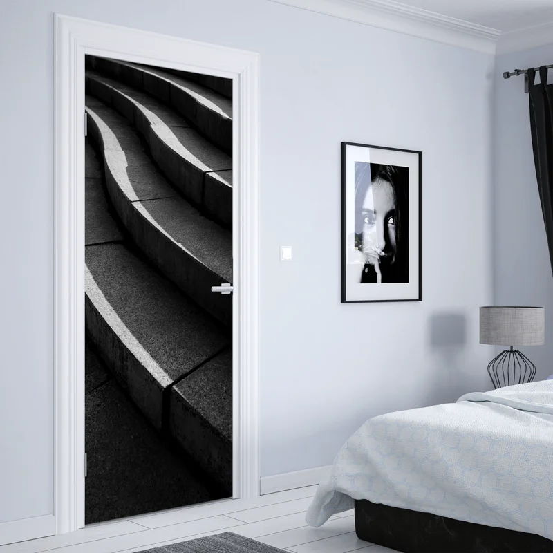 Türaufkleber geschwungene betontreppe im schatten