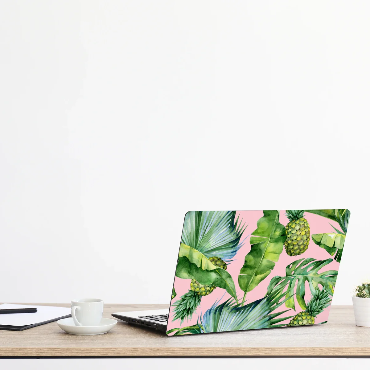 Laptop-Aufkleber tropisches ananas- und blattmuster in aquarell auf rosa hintergrund Laptop-Aufkleber tropisches ananas- und blattmuster in aquarell auf rosa hintergrund