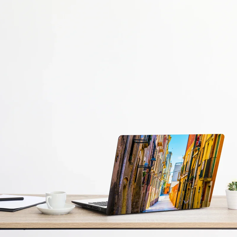 Laptop-Aufkleber sonnenbeschienene mediterrane gasse mit bunten fassaden Laptop-Aufkleber sonnenbeschienene mediterrane gasse mit bunten fassaden