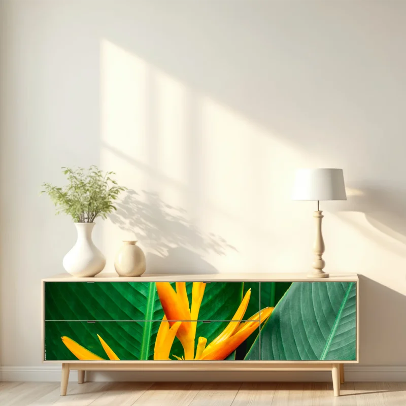 Repositionierbarer Aufkleber leuchtende heliconia vor grünen blättern