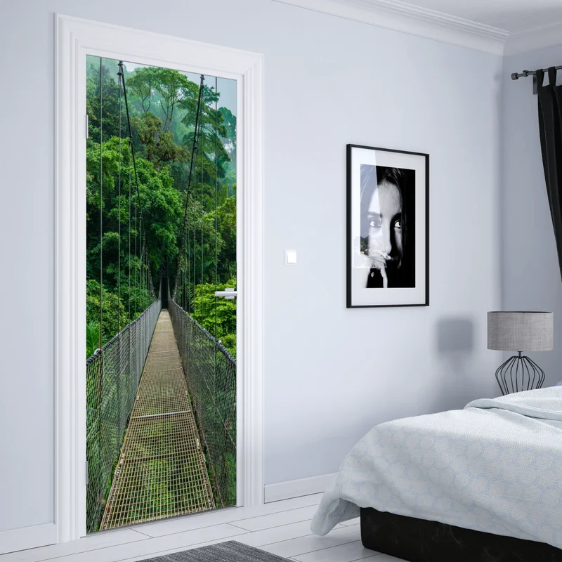 Türaufkleber hängende brücke im dichten dschungel