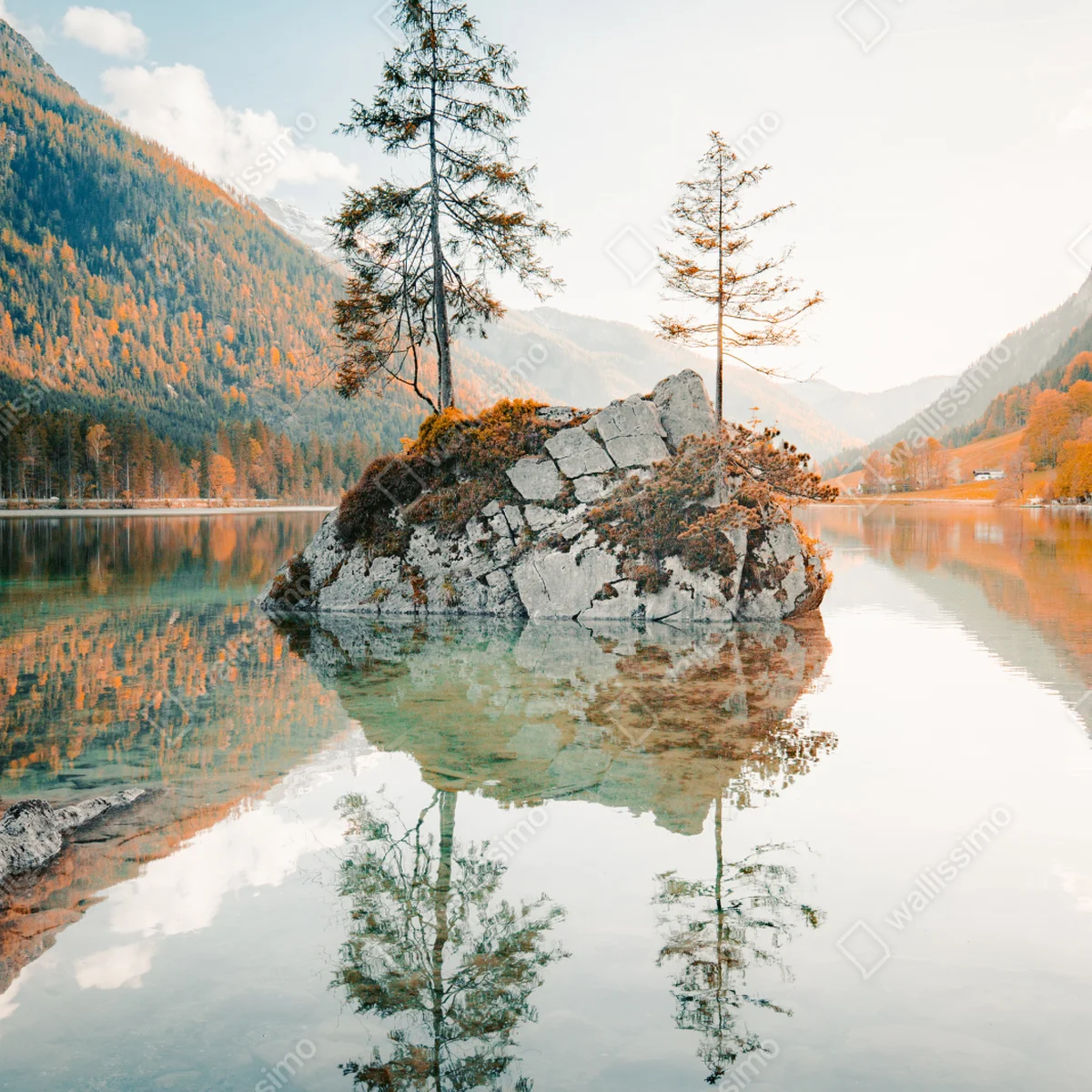 Kühlschrankaufkleber sonnenbeleuchtete felsinsel am Hintersee Kühlschrankaufkleber sonnenbeleuchtete felsinsel am Hintersee