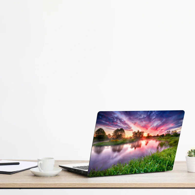 Naklejka na laptopa spokojny letni wschód słońca nad brzegiem rzeki