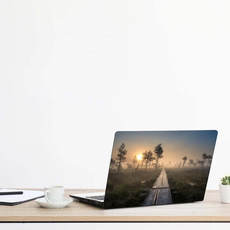 Naklejka na laptopa mglisty wschód słońca nad drewnianą kładką