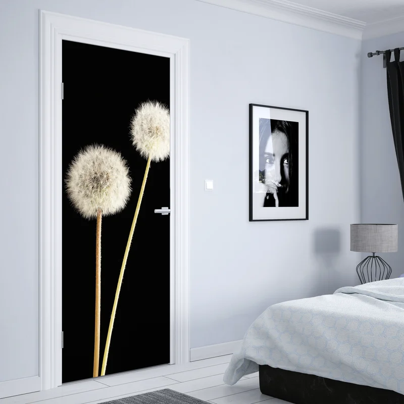 Türaufkleber zarte löwenzahnsamen auf schwarzem hintergrund Türaufkleber zarte löwenzahnsamen auf schwarzem hintergrund