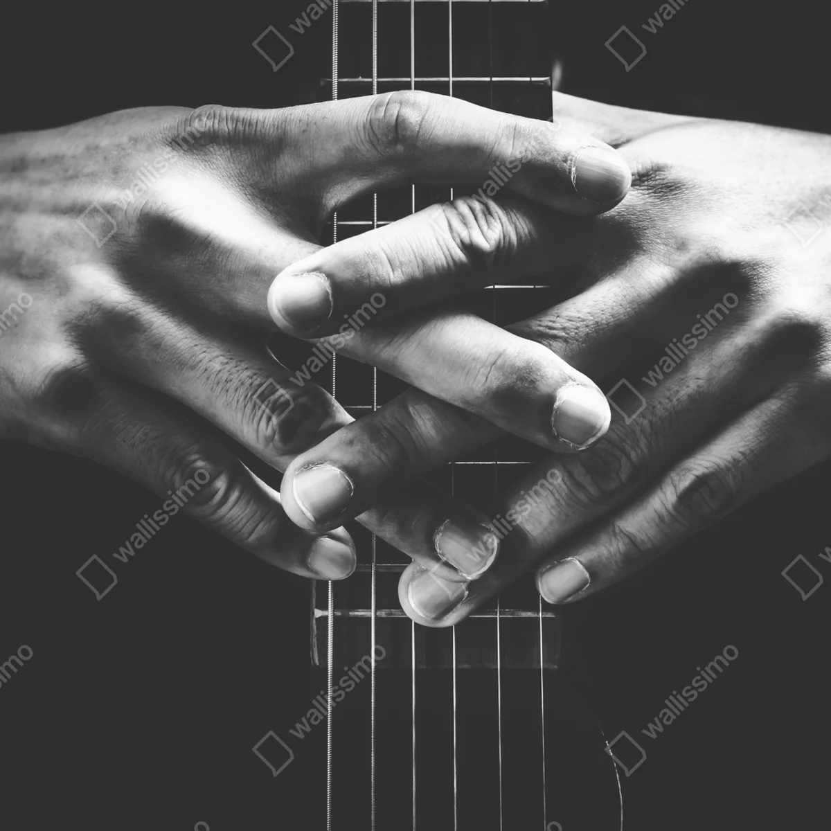 Leinwandbild verschränkte hände auf gitarrensaiten Leinwandbild verschränkte hände auf gitarrensaiten