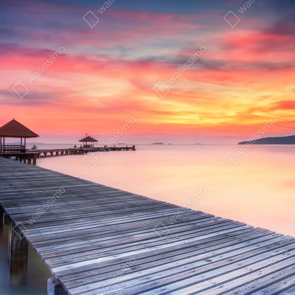 Fototapete ruhiger sonnenaufgang über hölzernem steg Fototapete ruhiger sonnenaufgang über hölzernem steg