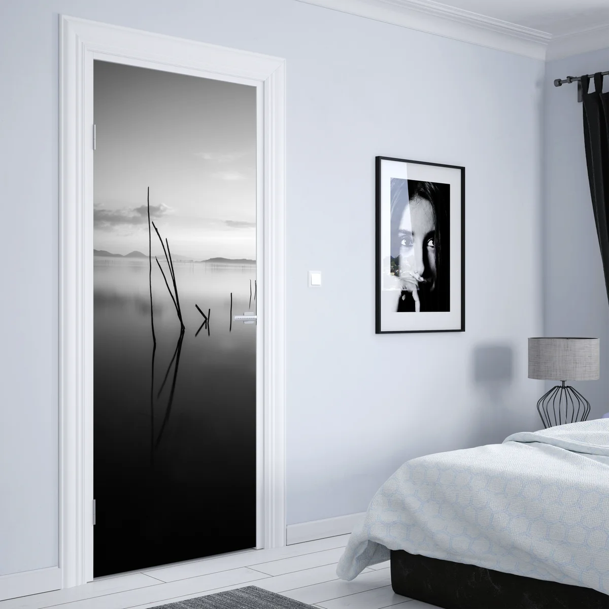 Türaufkleber ruhiger monochromer see mit reflexionen Türaufkleber ruhiger monochromer see mit reflexionen