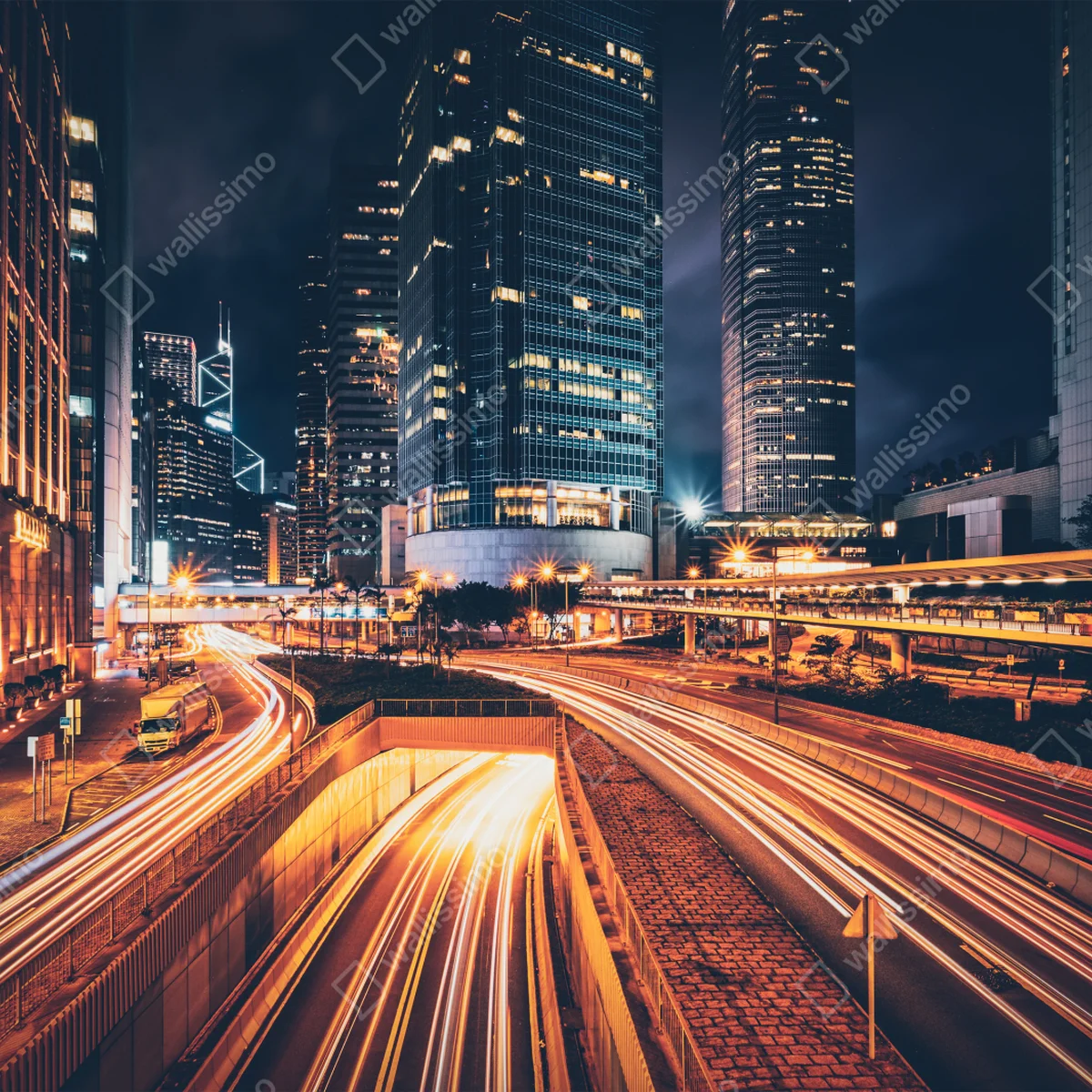 Fototapeta nocne smugi świetlne nad miejską autostradą Fototapeta nocne smugi świetlne nad miejską autostradą