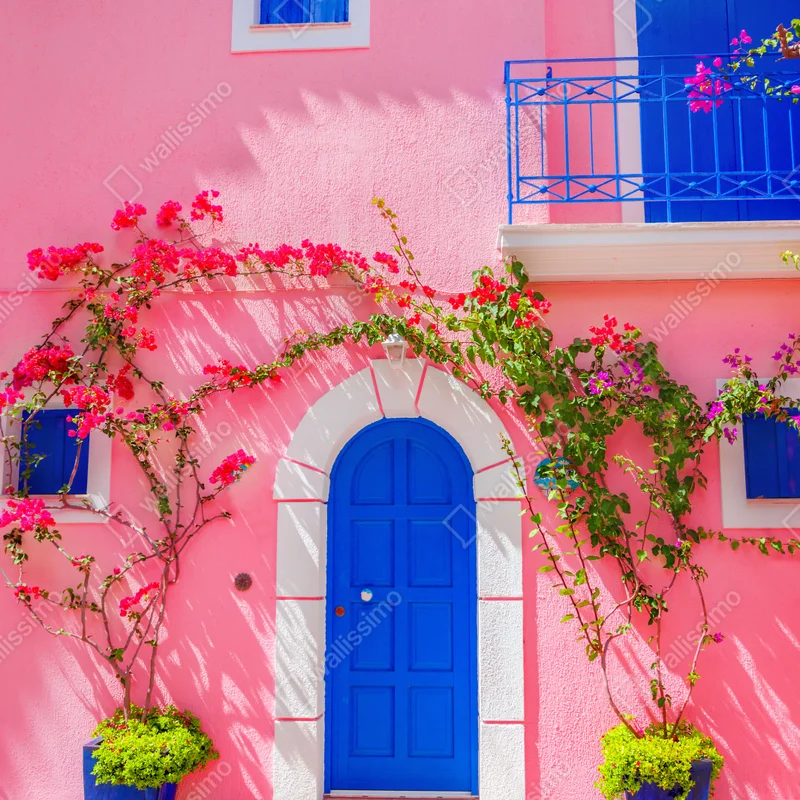Fensteraufkleber leuchtende rosa fassade mit blauer tür Fensteraufkleber leuchtende rosa fassade mit blauer tür