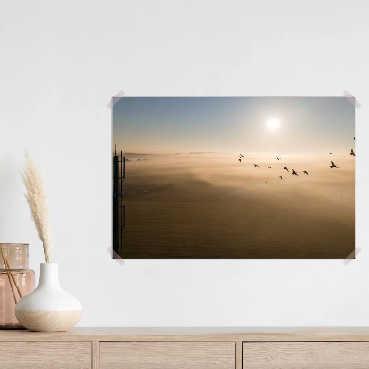 Poster Vögel fliegen mit 5G-Tower durch nebligen Sonnenaufgang in ländlicher Landschaft. • Poster bei Wallnifity® Poster Vögel fliegen mit 5G-Tower durch nebligen Sonnenaufgang in ländlicher Landschaft. • Poster bei Wallnifity®