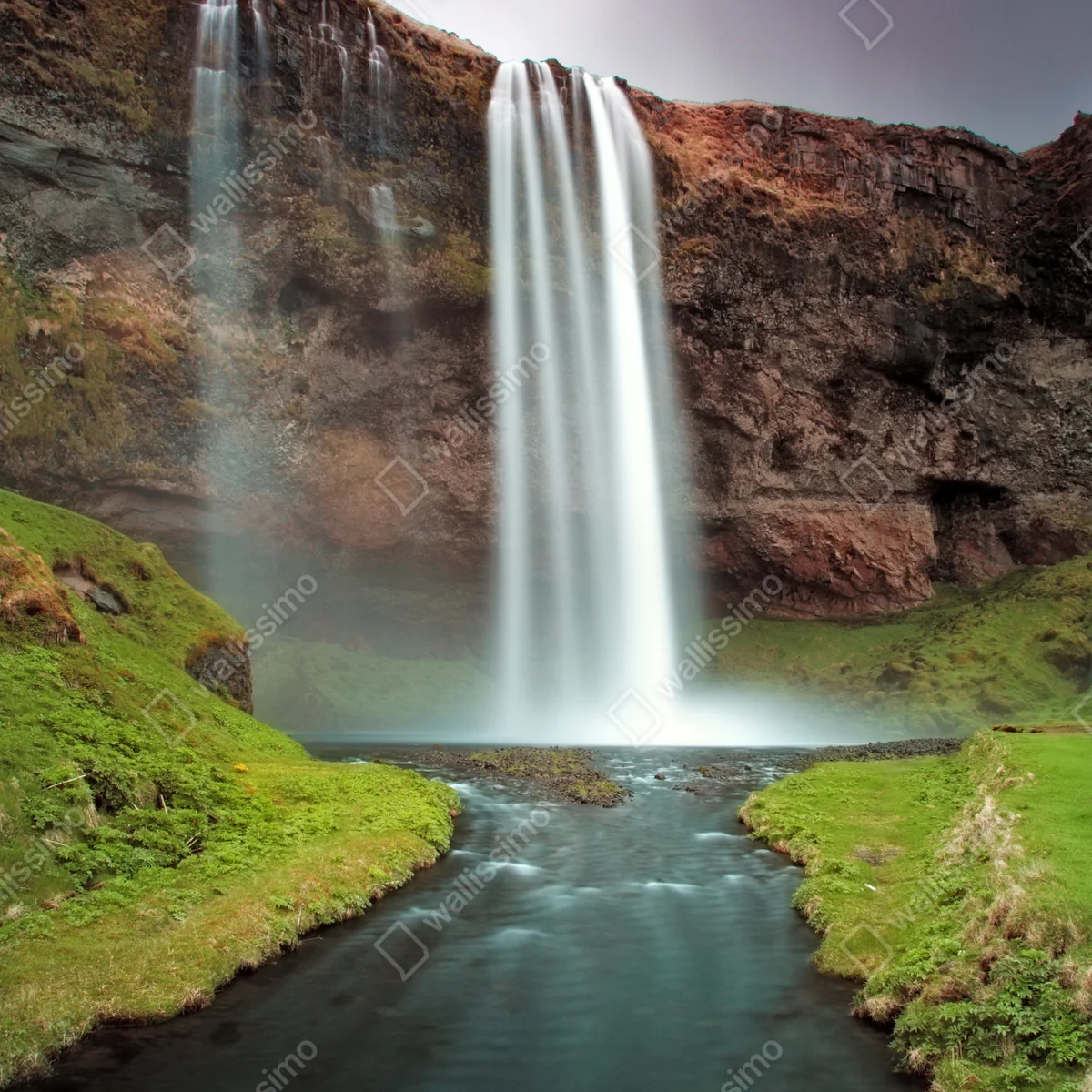 Poster nebeliger wasserfall im üppigen tal Poster nebeliger wasserfall im üppigen tal