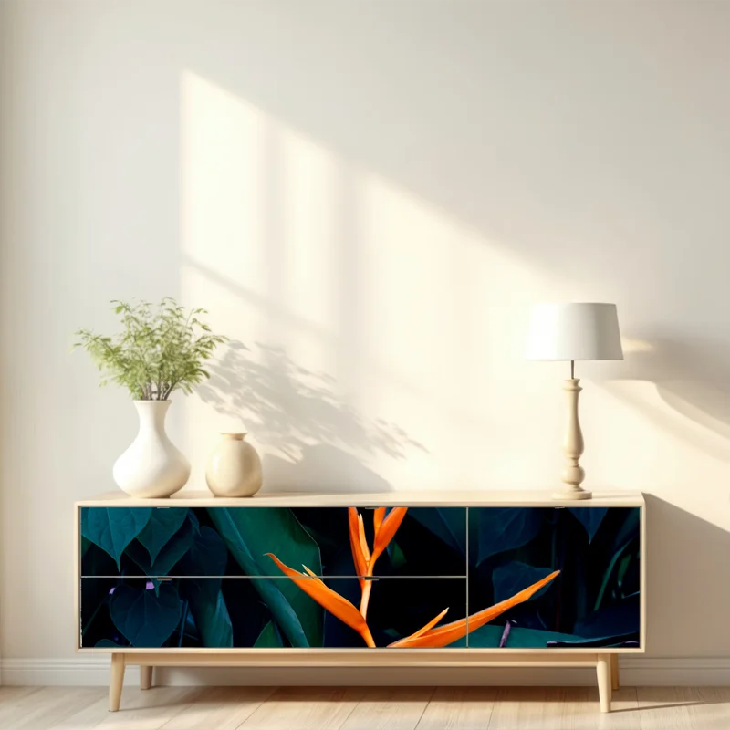 Repositionierbarer Aufkleber leuchtende strelitzie vor tiefgrünen blättern