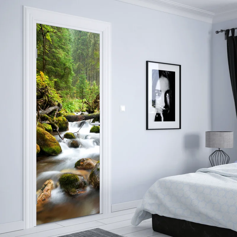 Türaufkleber moosbedeckter waldbach im herbst