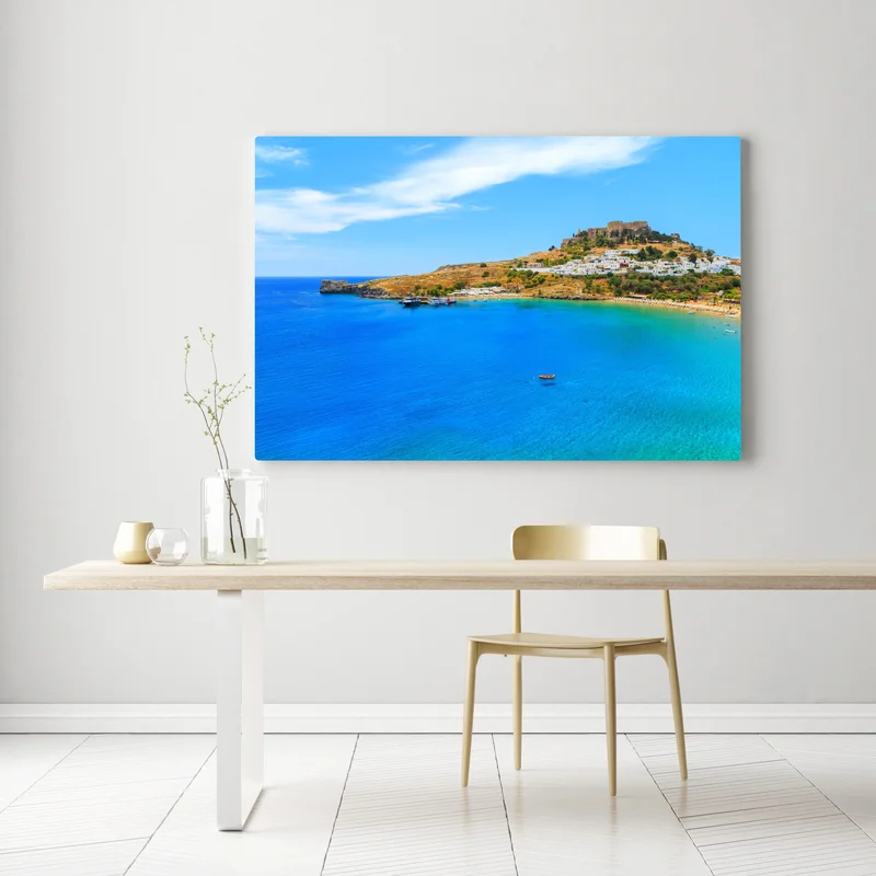 Leinwandbild sonnige bucht mit hügeligem küstendorf Leinwandbild sonnige bucht mit hügeligem küstendorf