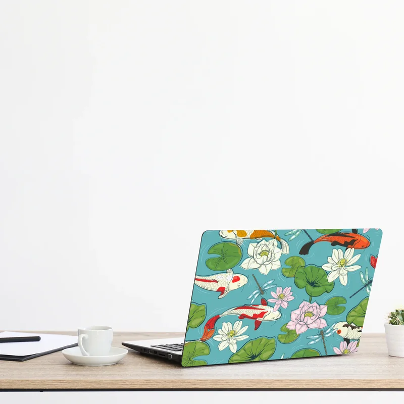 Naklejka na laptopa koi, lilie wodne i ważki na błękitnym stawie