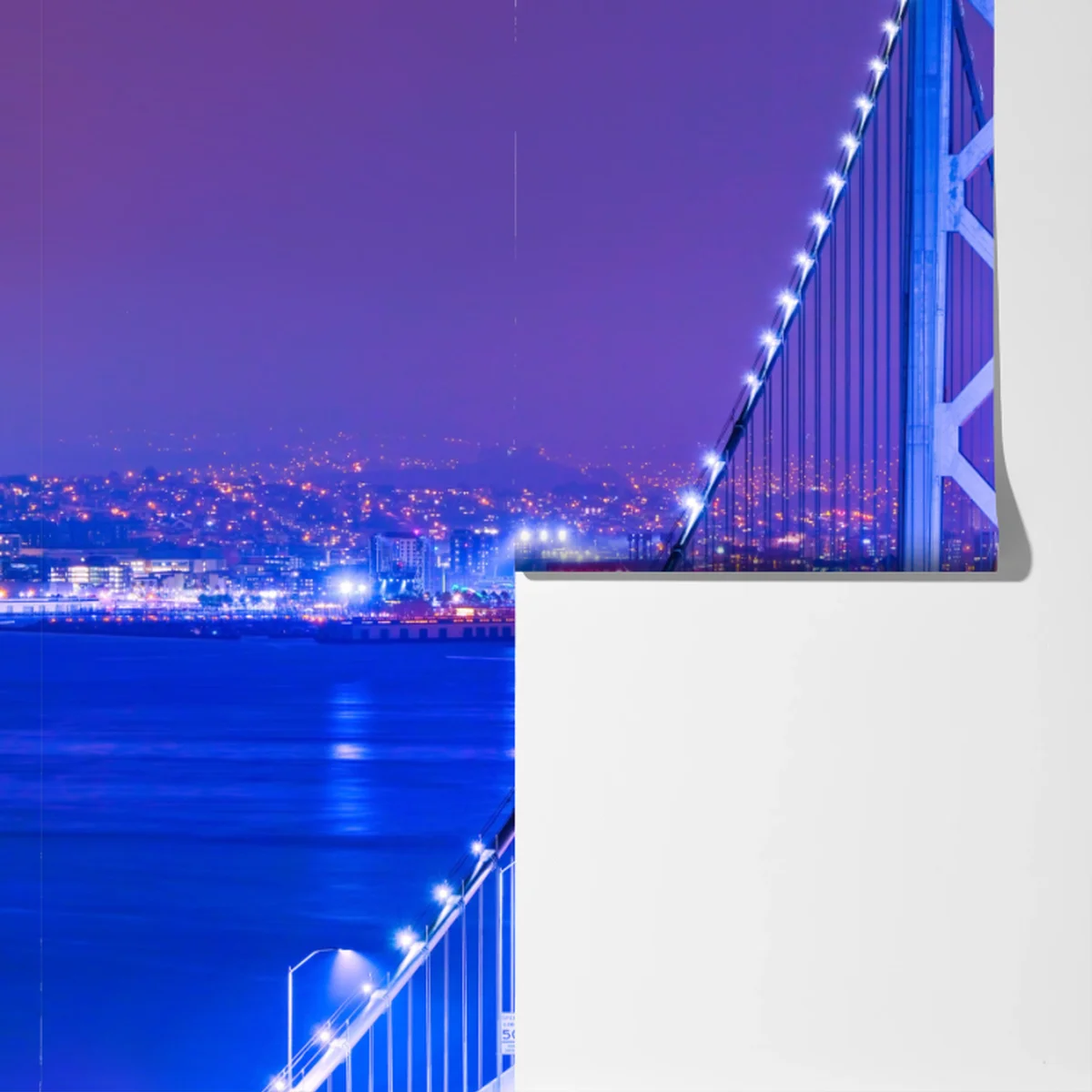 Fototapete beleuchtete hängebrücke und stadtsilhouette bei nacht Fototapete beleuchtete hängebrücke und stadtsilhouette bei nacht