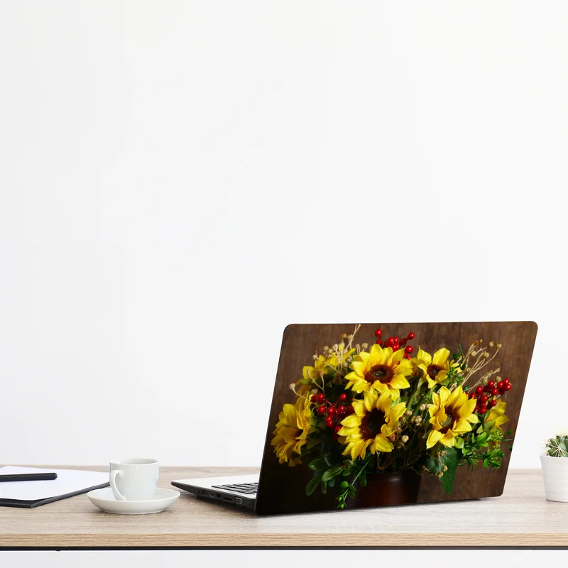 Naklejka na laptopa jesienny bukiet słoneczników na drewnianym tle Naklejka na laptopa jesienny bukiet słoneczników na drewnianym tle