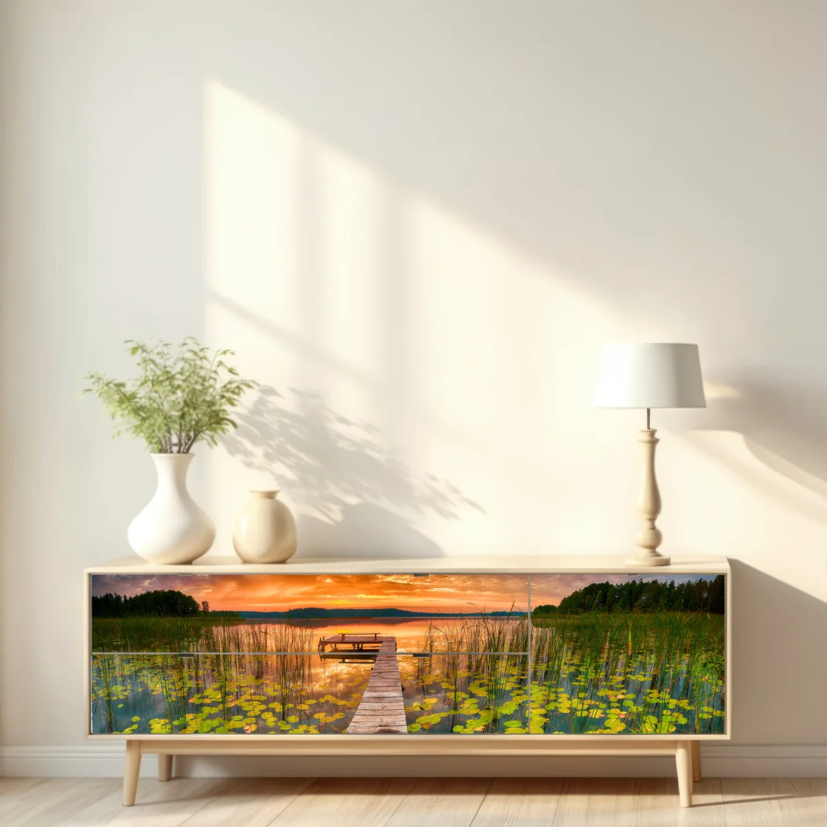 Repositionierbarer Aufkleber sonnenaufgang über stillem see mit hölzernem steg Repositionierbarer Aufkleber sonnenaufgang über stillem see mit hölzernem steg