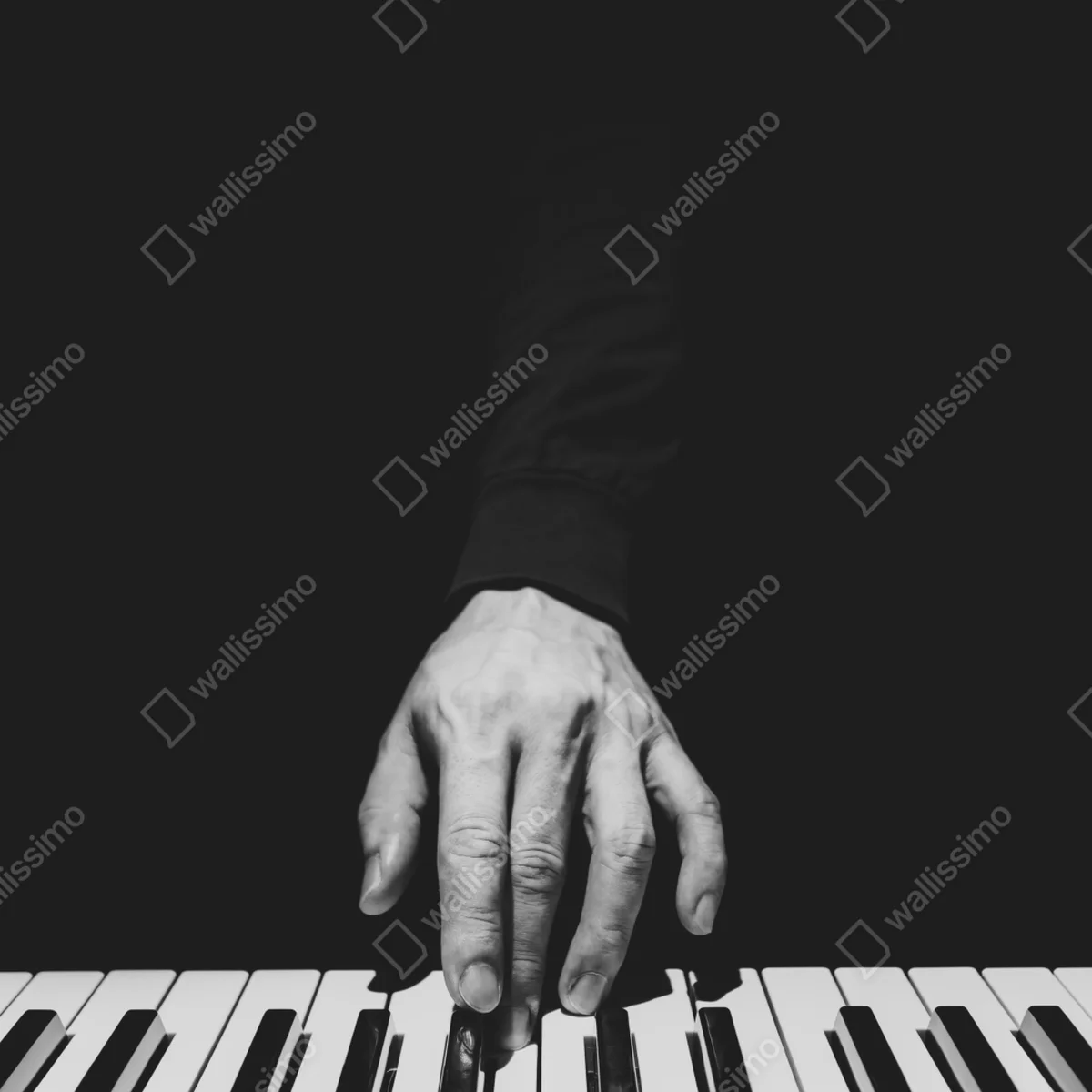 Repositionierbarer Aufkleber monochromes nahaufnahme einer hand am klavier Repositionierbarer Aufkleber monochromes nahaufnahme einer hand am klavier