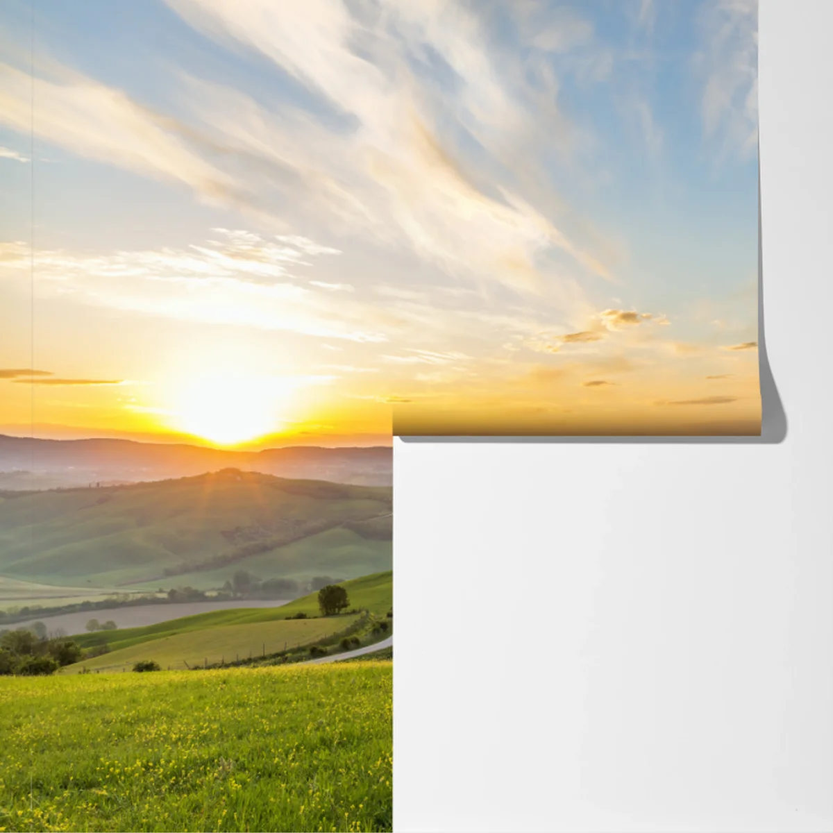 Fototapete sonnenaufgang über einer wiese in Italien Fototapete sonnenaufgang über einer wiese in Italien