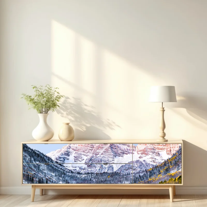 Repositionierbarer Aufkleber verschneiter morgen in den bergen am see