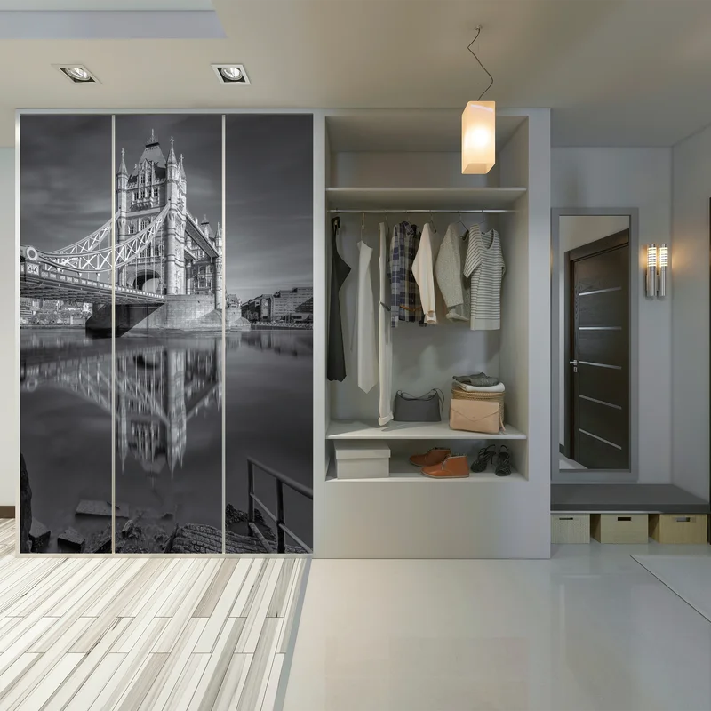 Schrankaufkleber Tower Bridge reflektiert in schwarzweiß