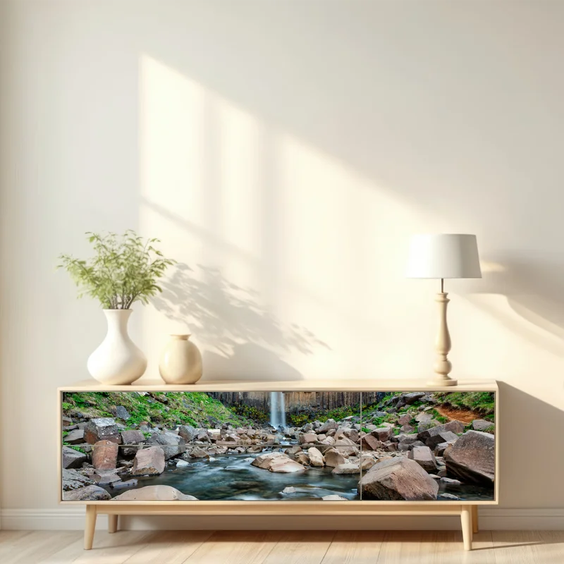 Repositionierbarer Aufkleber dramatischer wasserfall zwischen basaltklippen Repositionierbarer Aufkleber dramatischer wasserfall zwischen basaltklippen