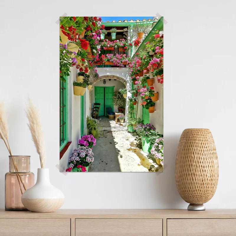 Poster sonniger innenhof mit blumen und grünen türen Poster sonniger innenhof mit blumen und grünen türen