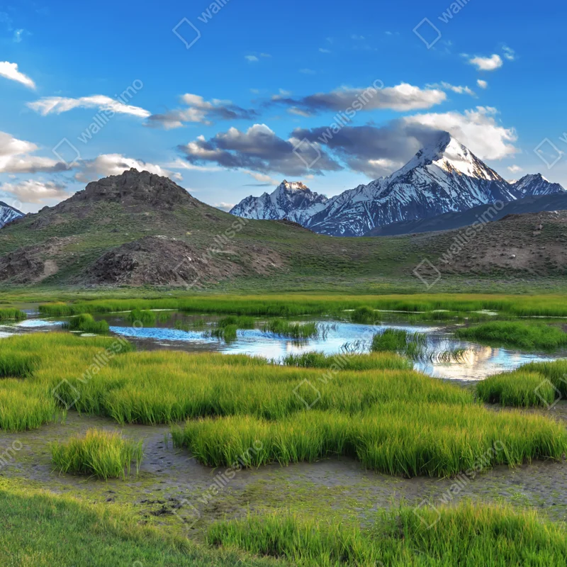 Leinwandbild ruhiger bergsee im Himalaya im sommer Leinwandbild ruhiger bergsee im Himalaya im sommer