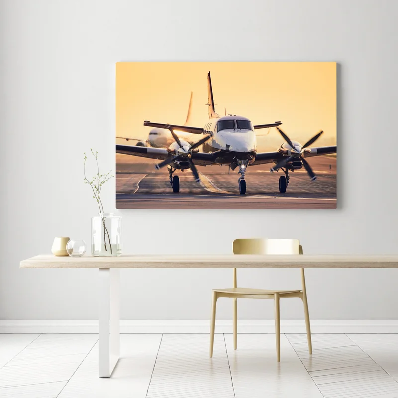 Leinwandbild zweimotoriges turboprop auf dem goldenen flugfeld Leinwandbild zweimotoriges turboprop auf dem goldenen flugfeld