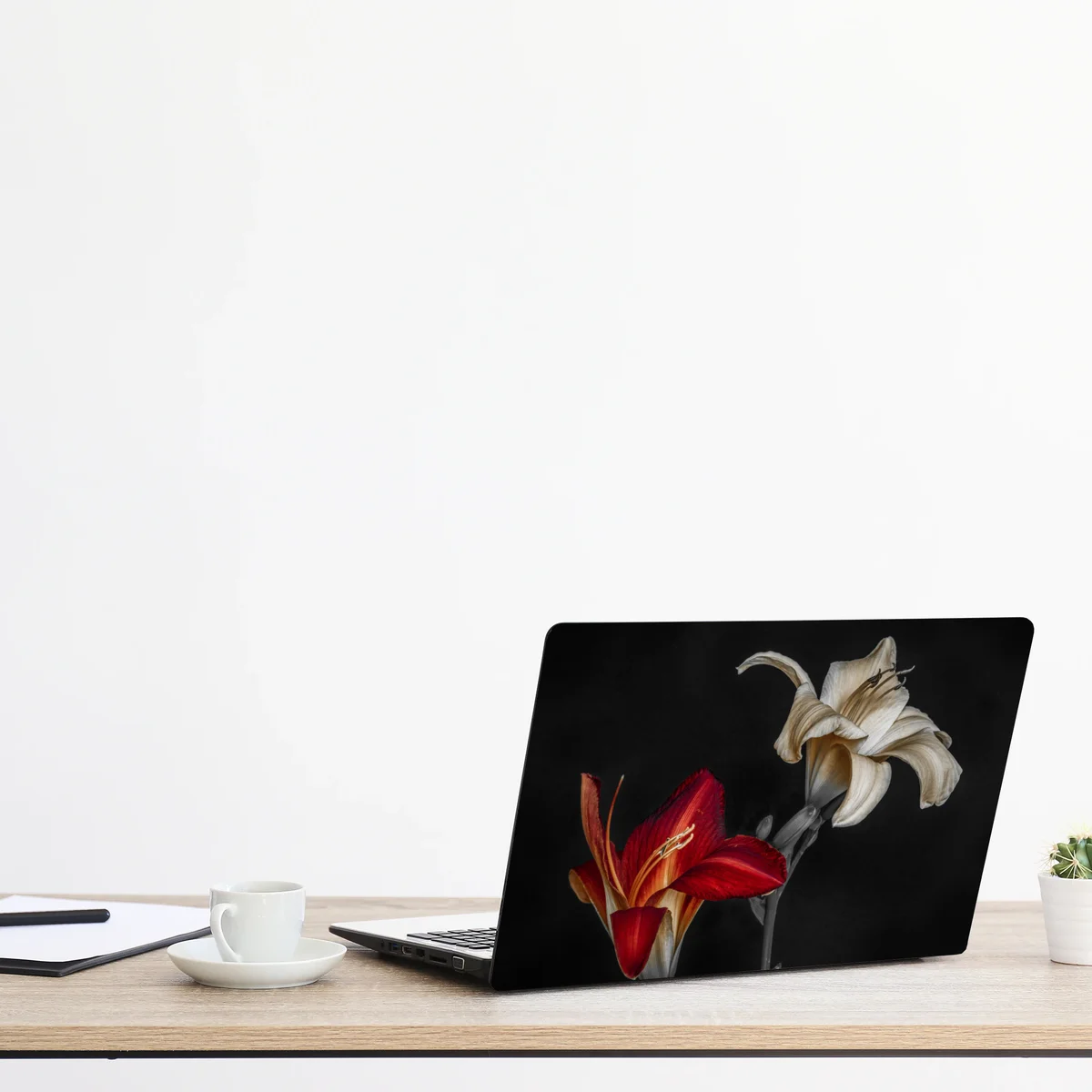 Laptop-Aufkleber dramatische rote und cremefarbene lilien auf schwarzem hintergrund Laptop-Aufkleber dramatische rote und cremefarbene lilien auf schwarzem hintergrund