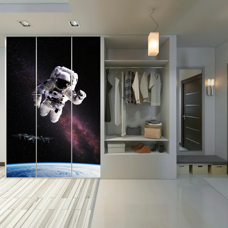Schrankaufkleber astronaut über der Erde und galaxie