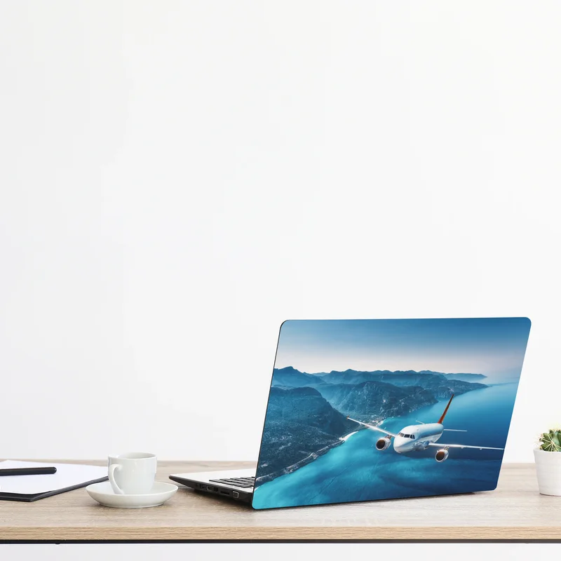 Naklejka na laptopa lot nad wybrzeżem i turkusowym morzem Naklejka na laptopa lot nad wybrzeżem i turkusowym morzem