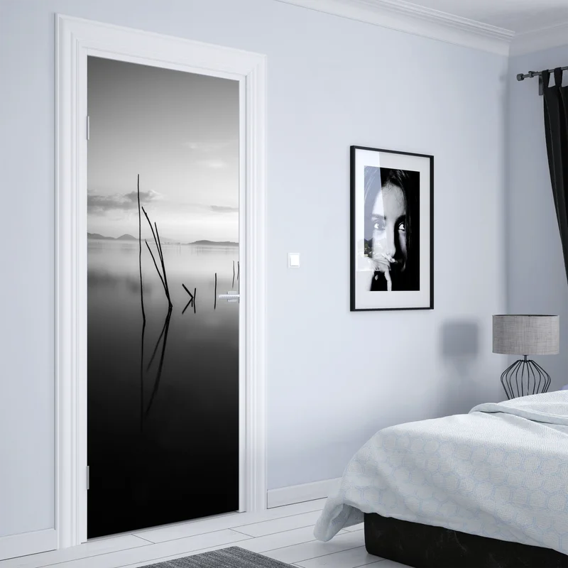 Türaufkleber ruhiger monochromer see mit reflexionen