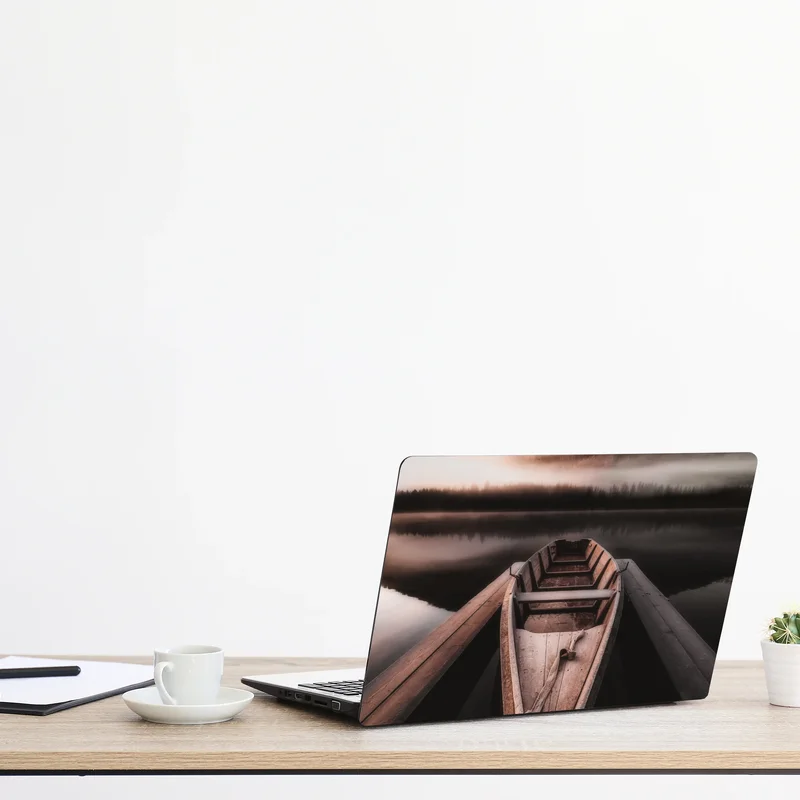 Laptop-Aufkleber nebliges boot am bergsee