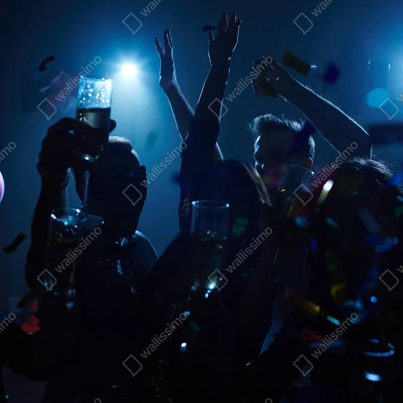 Leinwandbild Gruppe energischer Freunde tanzt in Diskothek • Leinwandbilder bei Wallnifity® Leinwandbild Gruppe energischer Freunde tanzt in Diskothek • Leinwandbilder bei Wallnifity®