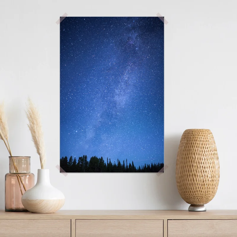 Poster sternenklare Milchstraße über dem Wald Poster sternenklare Milchstraße über dem Wald