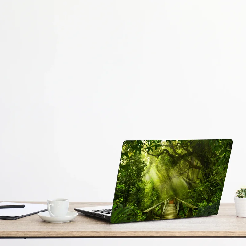 Laptop-Aufkleber sonnenbeschienener waldweg