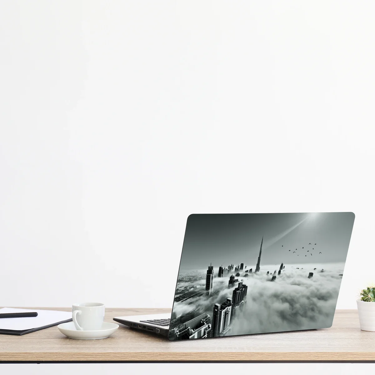 Naklejka na laptopa mglista panorama Dubaju ponad chmurami Naklejka na laptopa mglista panorama Dubaju ponad chmurami